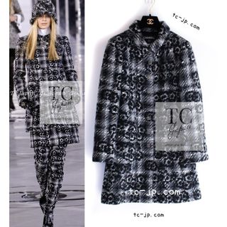 シャネル(CHANEL)のシャネル コート CHANEL ブラック グレー カメリア柄 CC ボタン ウール ツイード カメリアブローチ付 超美品 40(ロングコート)