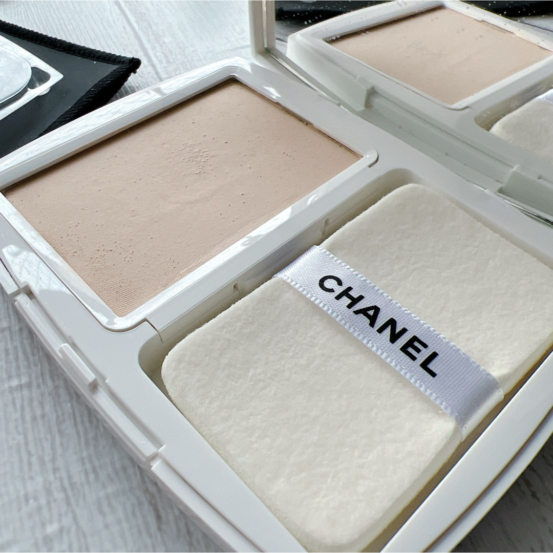 CHANEL(シャネル)のCHANEL ルブラン ブライトニング コンパクト パウダリー ファンデーション コスメ/美容のベースメイク/化粧品(ファンデーション)の商品写真