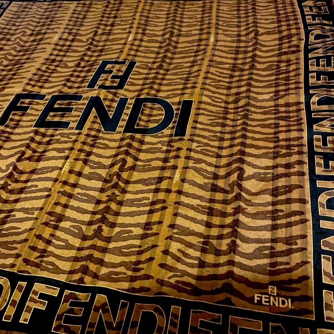 FENDI(フェンディ)の専用　極美　フェンディ ハンカチスカーフ　大判　シルク混　渋い🟫⬛️ゼブラ柄 レディースのファッション小物(ハンカチ)の商品写真