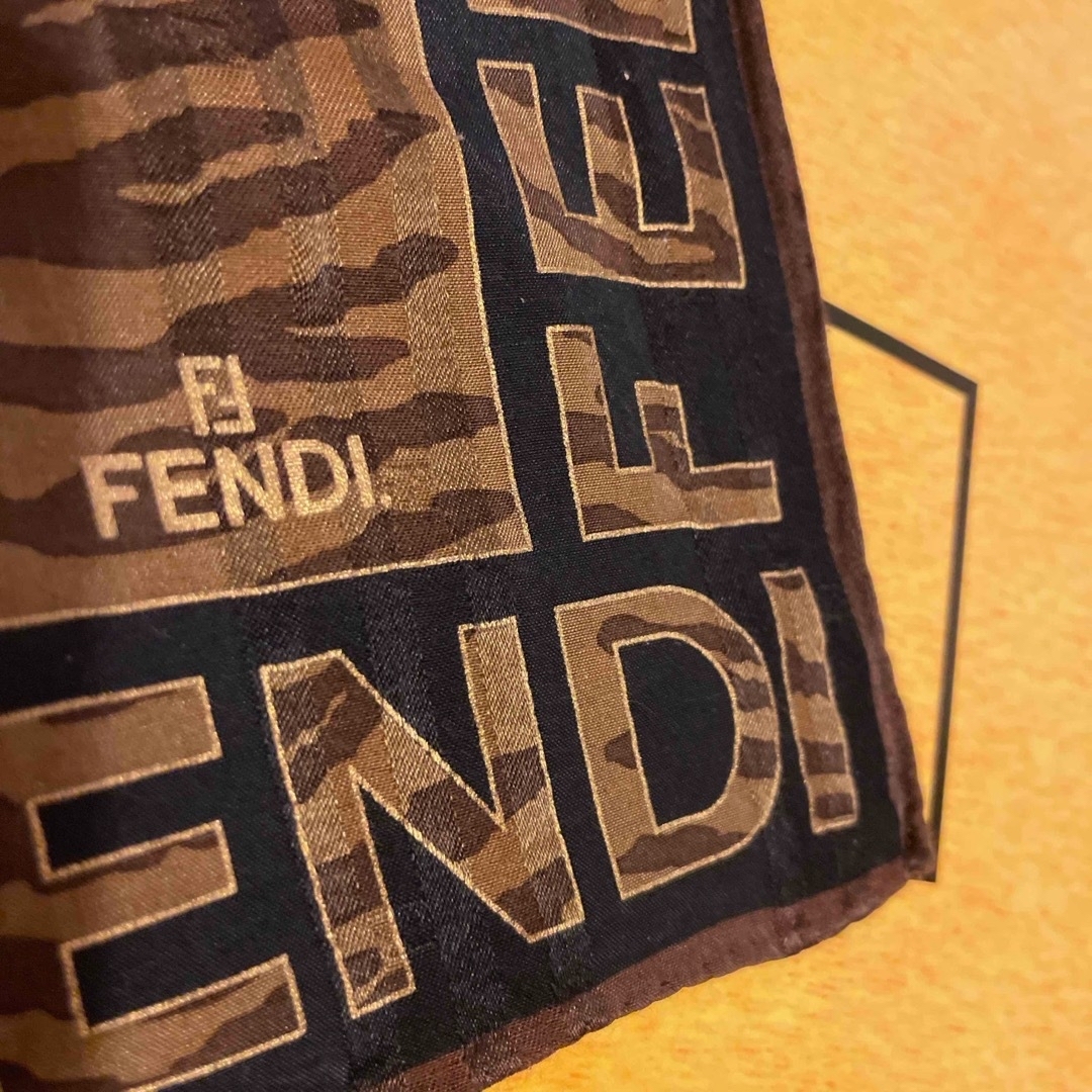 FENDI(フェンディ)の専用　極美　フェンディ ハンカチスカーフ　大判　シルク混　渋い🟫⬛️ゼブラ柄 レディースのファッション小物(ハンカチ)の商品写真