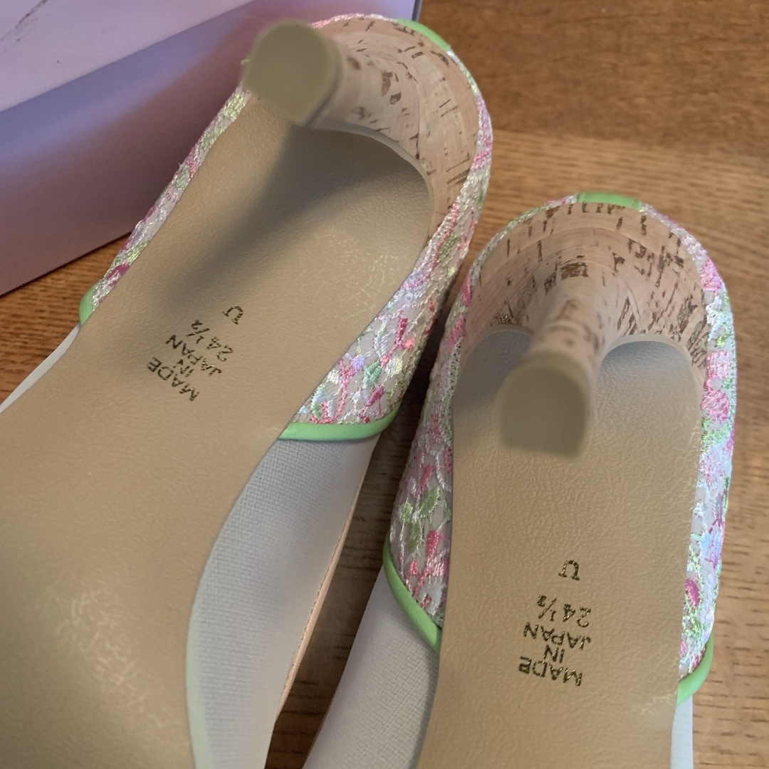 DIANA(ダイアナ)のダイアナ パンプス 新品 未使用 サイズ 24.5センチ  刺繍が素敵なお品 レディースの靴/シューズ(ハイヒール/パンプス)の商品写真