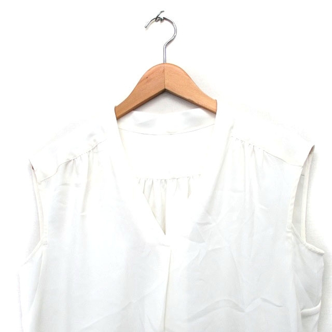 Apuweiser-riche(アプワイザーリッシェ)のアプワイザーリッシェ ブラウス シャツ 半袖 Vネック シンプル 2 ホワイト レディースのトップス(シャツ/ブラウス(半袖/袖なし))の商品写真