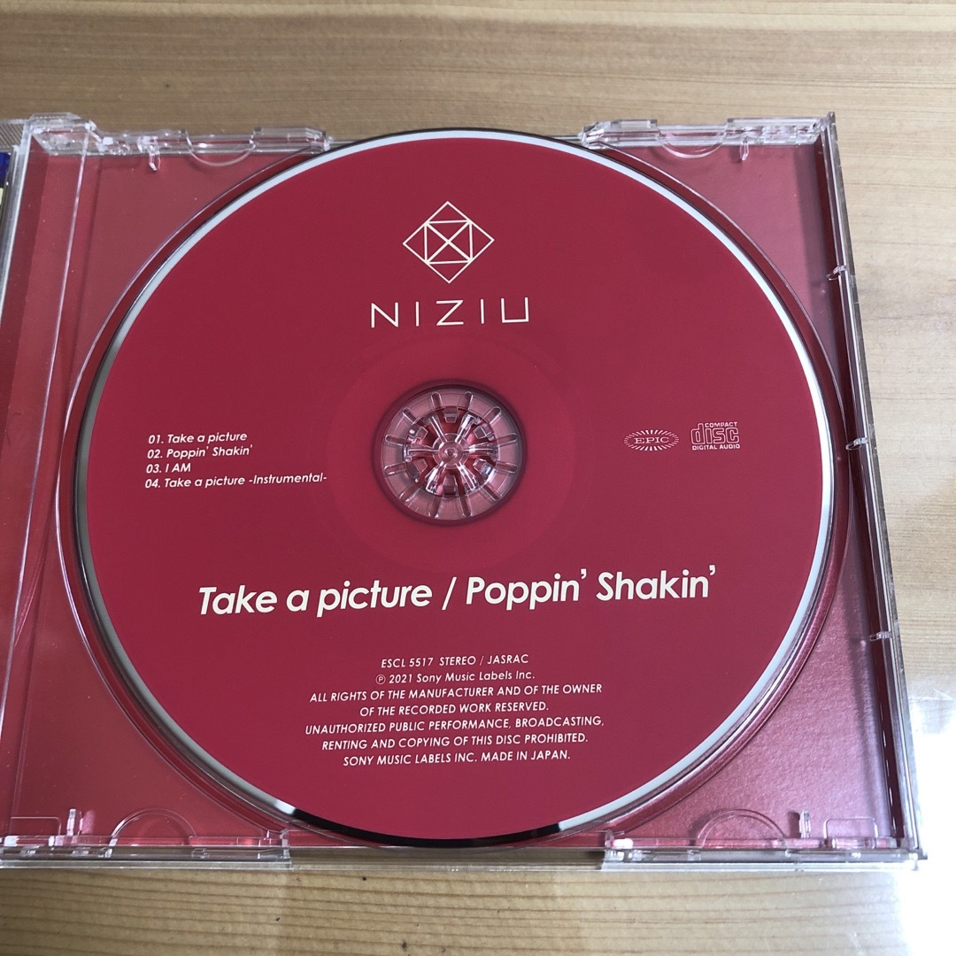 NiziU(ニジュー)のNiziU  Take　a　picture／Poppin’　Shakin’  エンタメ/ホビーのCD(ポップス/ロック(邦楽))の商品写真