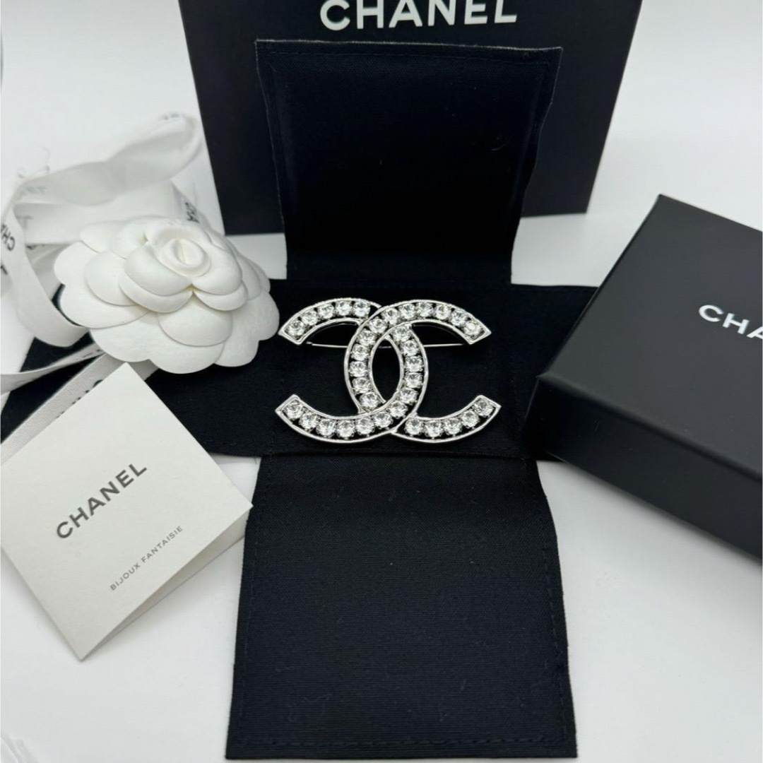 CHANEL(シャネル)のCHANEL シャネル クリスタル×シルバー ブローチ レシート レディースのアクセサリー(ブローチ/コサージュ)の商品写真