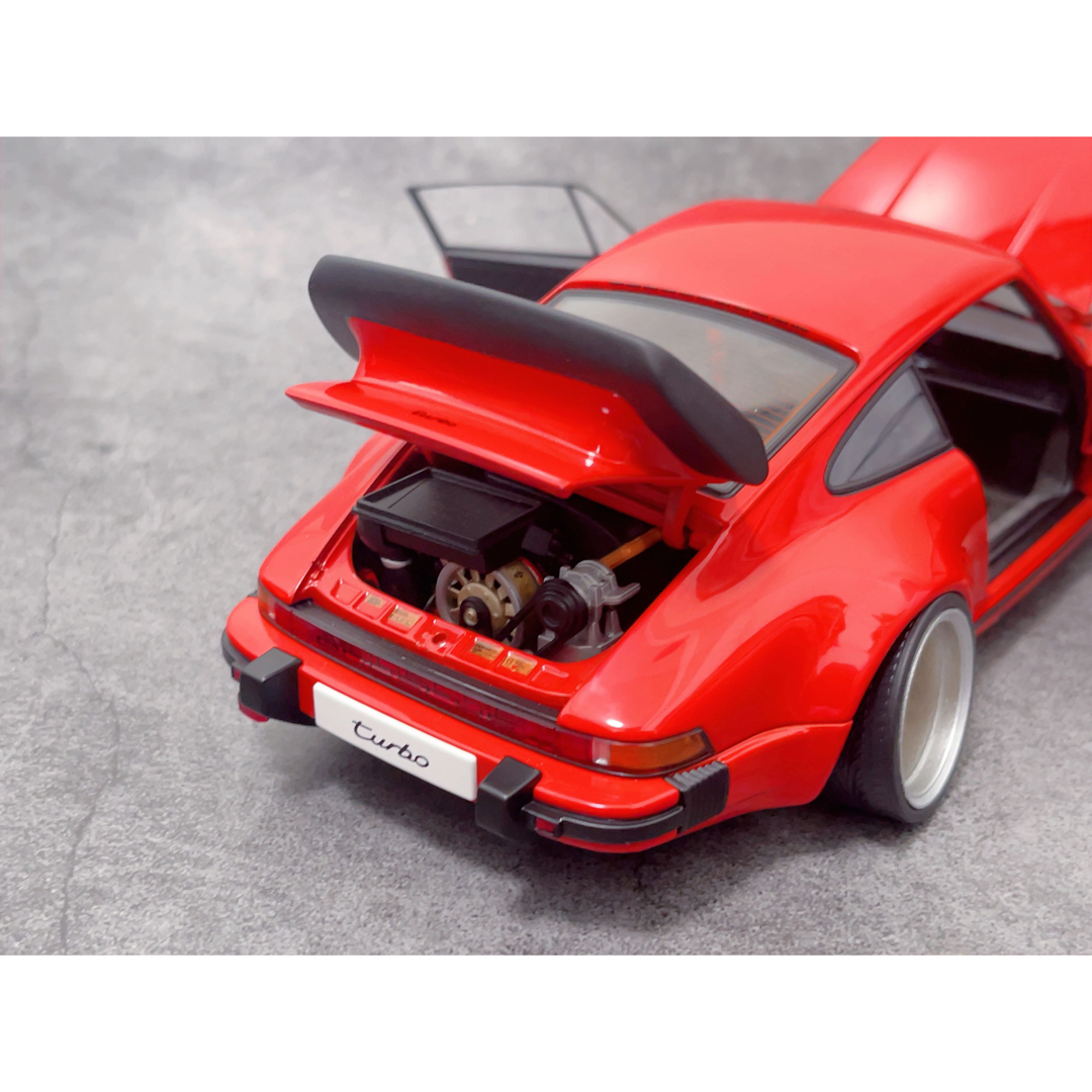 カスタム品 1/18 AUTOart ポルシェ 911 930 3.3 ターボ エンタメ/ホビーのおもちゃ/ぬいぐるみ(ミニカー)の商品写真