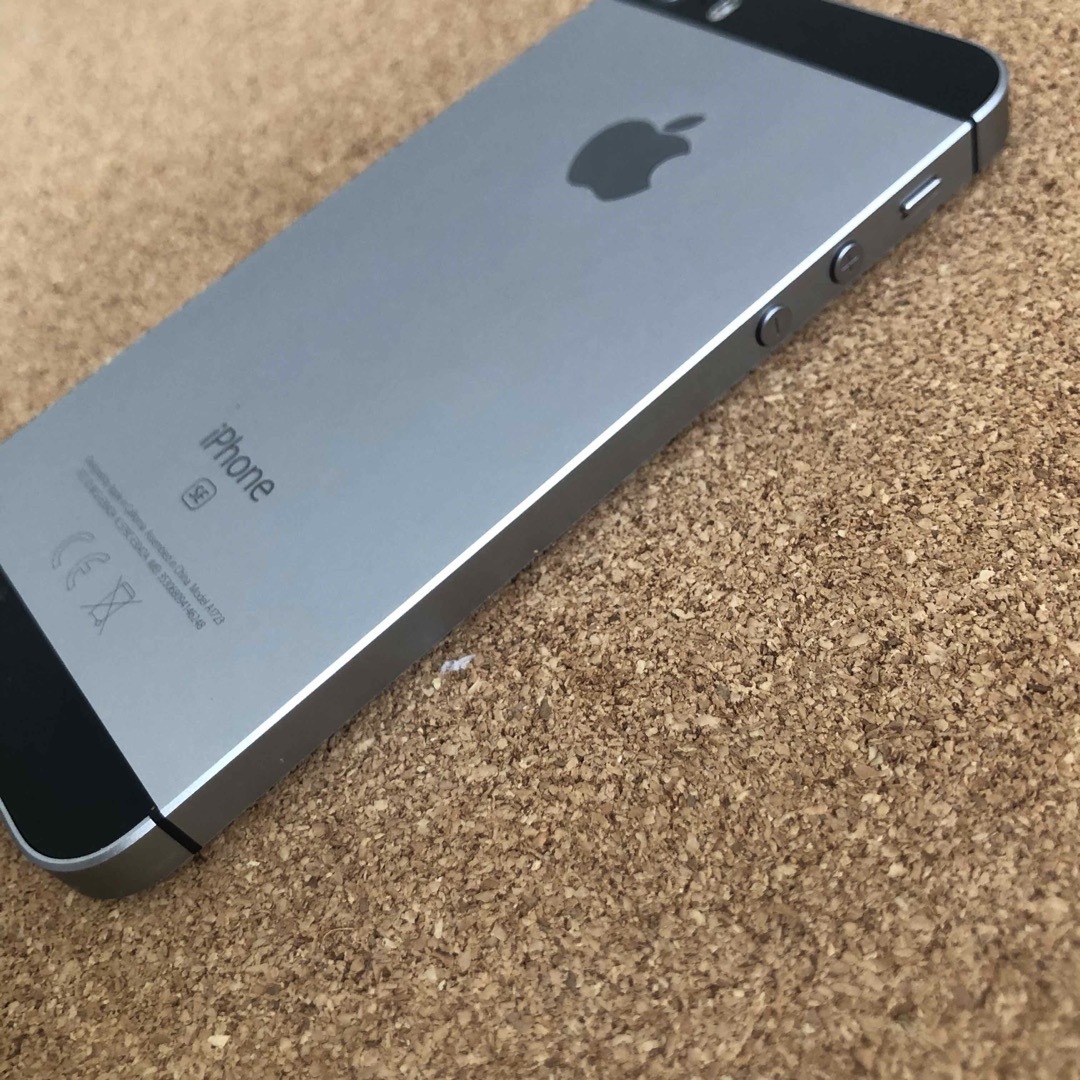 iPhone(アイフォーン)の9193【早い者勝ち】美品☆電池最良好☆iPhoneSE 32GB SIMフリー スマホ/家電/カメラのスマートフォン/携帯電話(スマートフォン本体)の商品写真