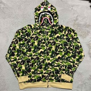 アベイシングエイプ(A BATHING APE)のAPE BAPE KAWS FIRE CAMO 迷彩　シャークパーカー　L(パーカー)