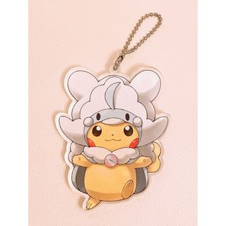 ポケモン(ポケモン)の【匿名配送】メガチルタリスのポンチョを着たピカチュウ ダイカットアクリルチャーム(アニメ/ゲーム)