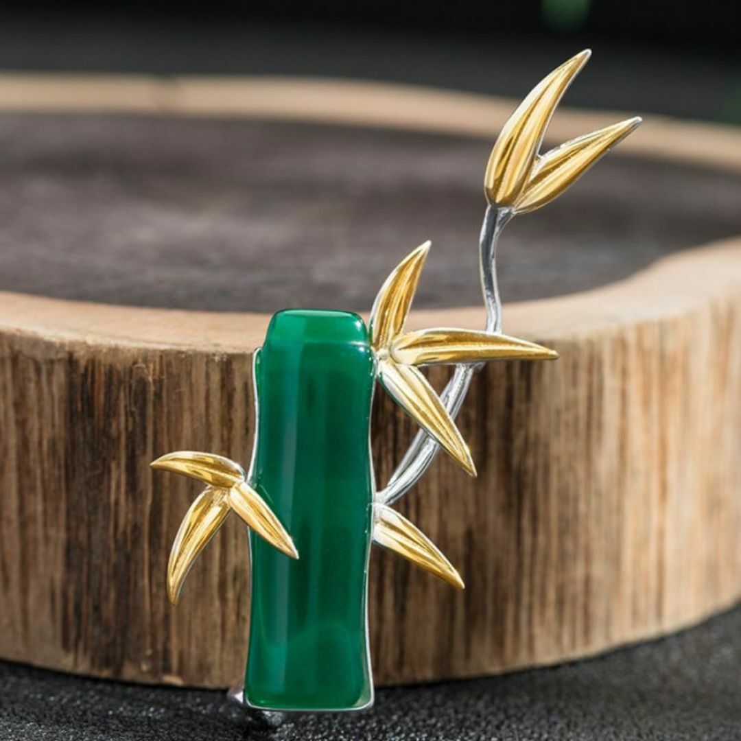竹のブローチ - グリーンカルセドニーとシルバーの融合　C036 レディースのアクセサリー(ブローチ/コサージュ)の商品写真