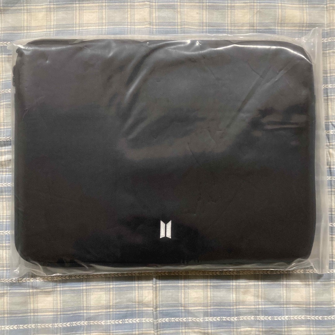 防弾少年団(BTS)(ボウダンショウネンダン)のBTS LAPTOP POUCH 13inch logo ver. エンタメ/ホビーのタレントグッズ(アイドルグッズ)の商品写真