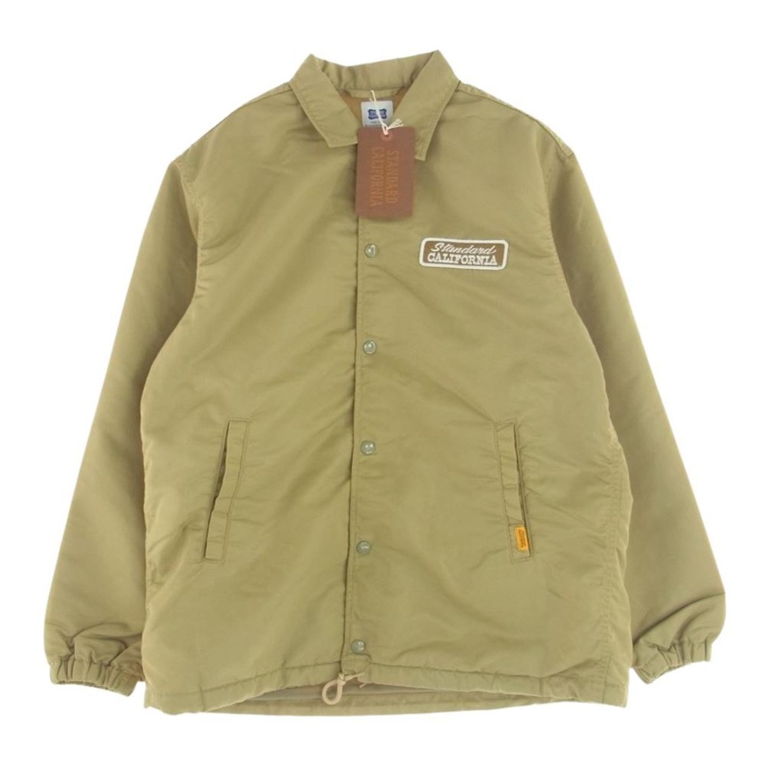 STANDARD CALIFORNIA(スタンダードカリフォルニア)のSTANDARD CALIFORNIA スタンダードカリフォルニア ジャケット 本店限定 SD Logo Patch Coach Jacket ロゴ パッチ コーチ ジャケット ベージュ系 L【新古品】【未使用】【中古】 メンズのジャケット/アウター(その他)の商品写真