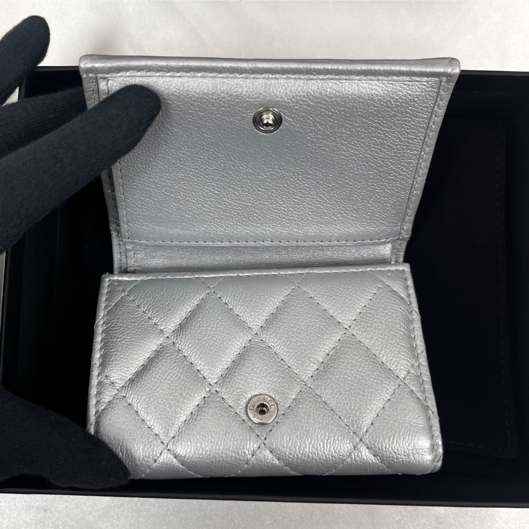 CHANEL(シャネル)のシャネル 2.55 マトラッセ 三つ折り財布  シルバー 31番台 レディースのファッション小物(財布)の商品写真