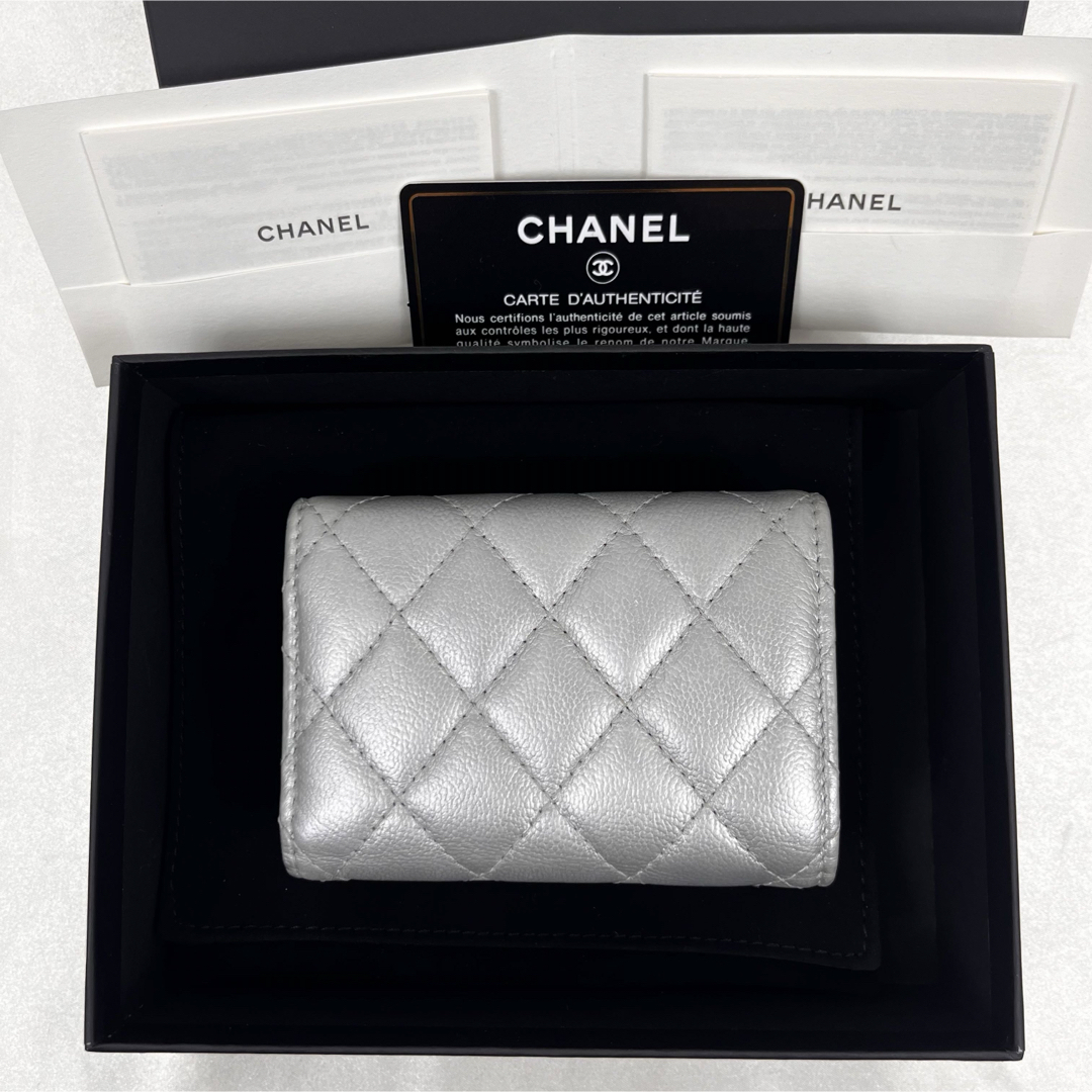 CHANEL(シャネル)のシャネル 2.55 マトラッセ 三つ折り財布  シルバー 31番台 レディースのファッション小物(財布)の商品写真