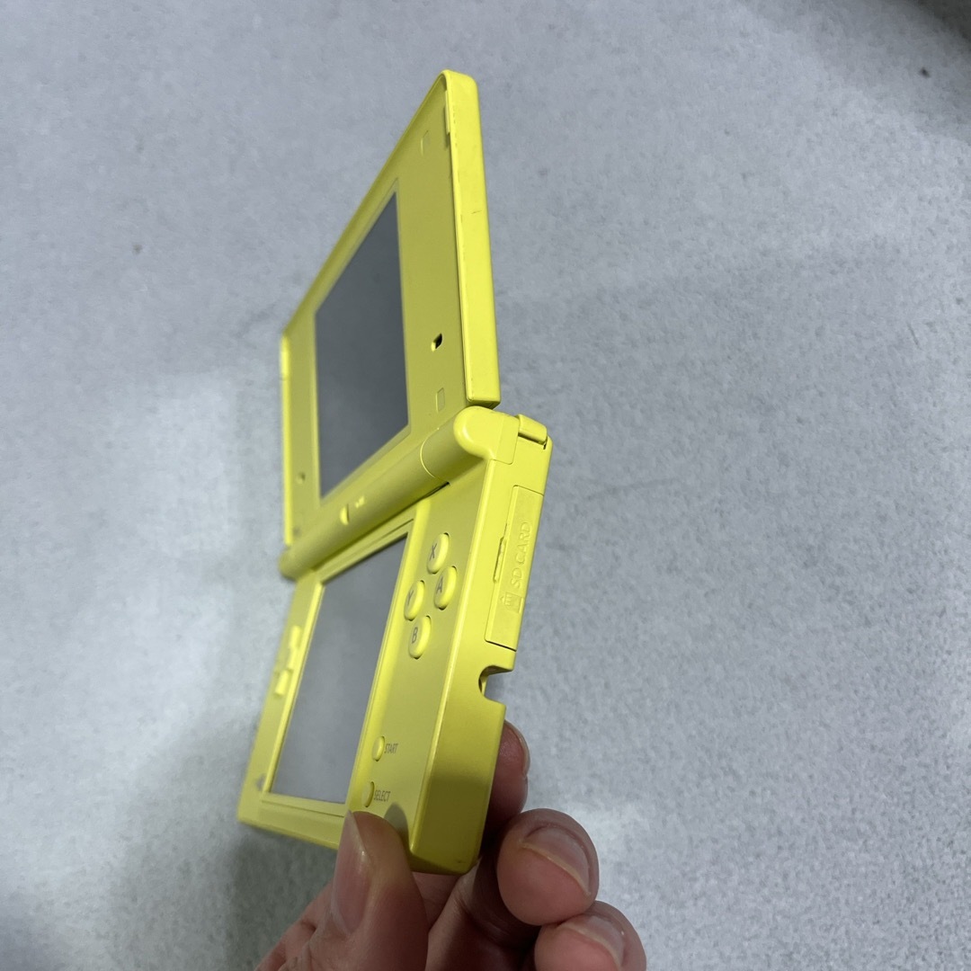 ニンテンドーDS(ニンテンドーDS)のNintendo  DSi  ライムグリーン エンタメ/ホビーのゲームソフト/ゲーム機本体(携帯用ゲーム機本体)の商品写真