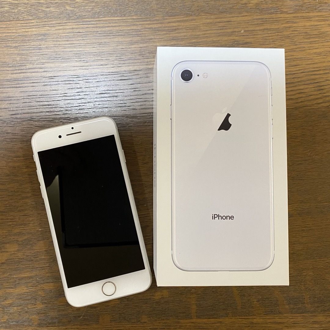 Apple(アップル)のiPhone8 256GB シルバー(ホワイト) スマホ/家電/カメラのスマートフォン/携帯電話(スマートフォン本体)の商品写真