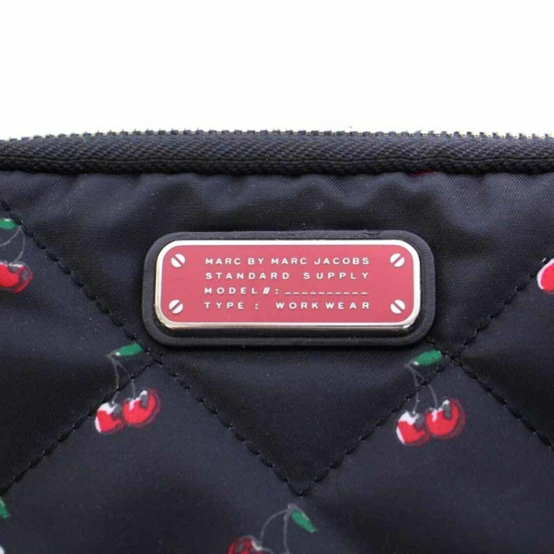 MARC BY MARC JACOBS(マークバイマークジェイコブス)のマークバイマークジェイコブス マルチポーチ キルティング チェリー柄 黒 レディースのファッション小物(ポーチ)の商品写真