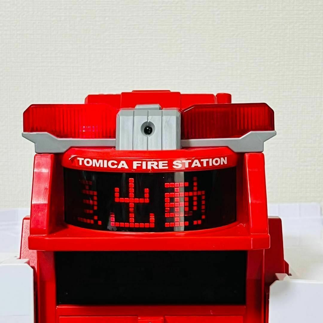 Takara Tomy(タカラトミー)のトミカ 無線でピピッと出動指令！変形ファイヤーステーション トミカ付き エンタメ/ホビーのおもちゃ/ぬいぐるみ(ミニカー)の商品写真