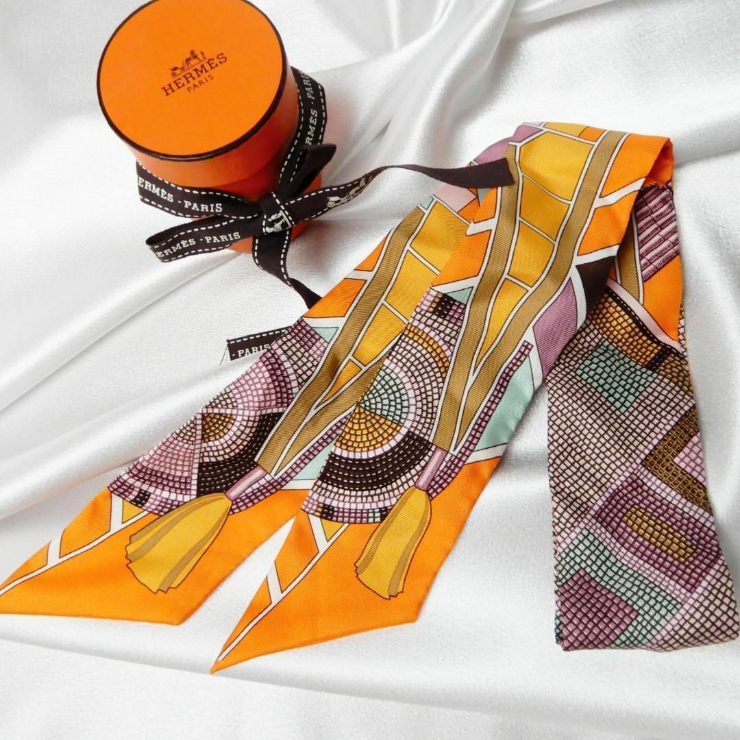 Hermes(エルメス)の《極美品》HERMES　スカーフ　ツイリー　草原のインディアンアート　シルク レディースのファッション小物(バンダナ/スカーフ)の商品写真