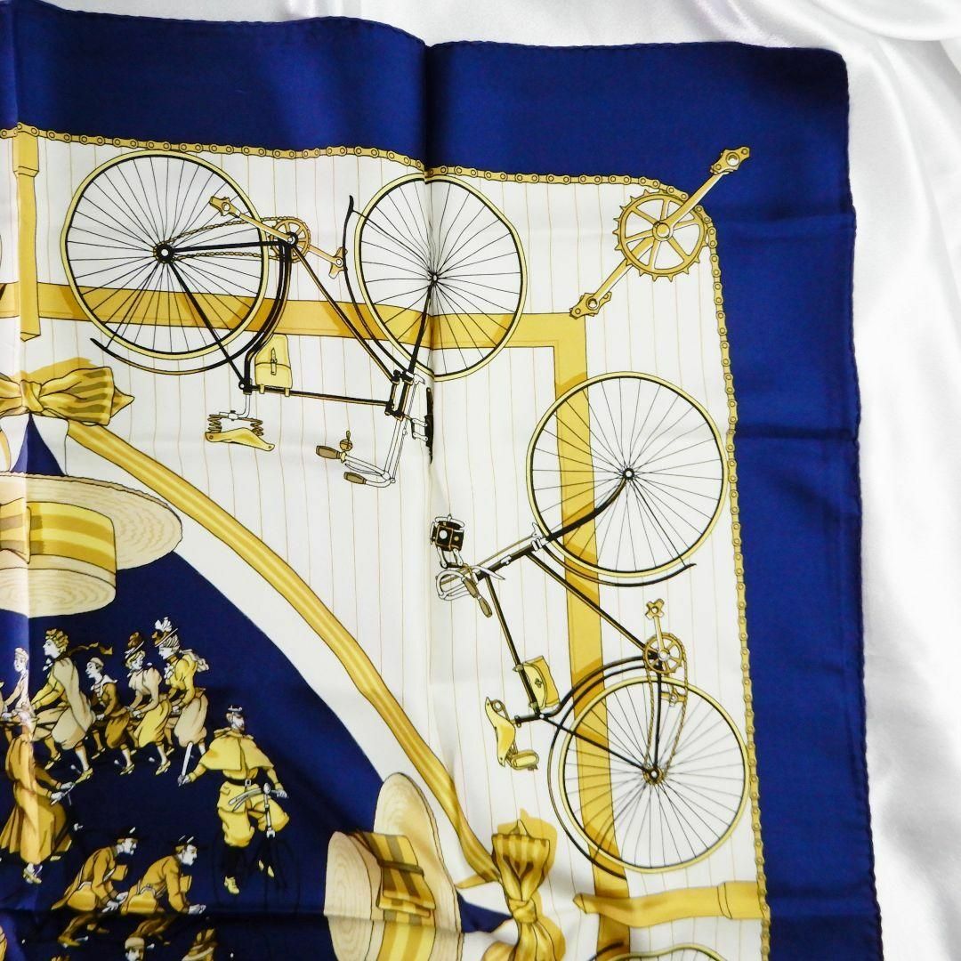 Hermes(エルメス)のHERMES　スカーフ　カレ90　LES BECANES 自転車　ネイビー レディースのファッション小物(バンダナ/スカーフ)の商品写真