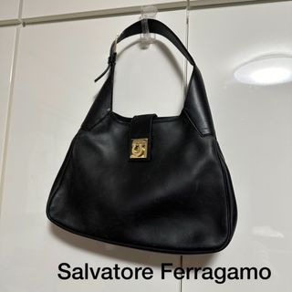 サルヴァトーレフェラガモ(Salvatore Ferragamo)のフェラガモ　ショルダーバッグ　黒　レザー　ガンチーニ 金具　ハンドバッグ(ショルダーバッグ)