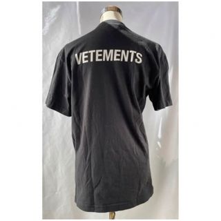 ヴェトモン(VETEMENTS)のVETEMENTS メンズブラックSTAFF Tシャツ Y46(Tシャツ/カットソー(半袖/袖なし))