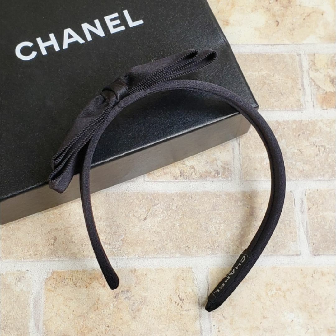 CHANEL(シャネル)のCHANEL シャネル ☆ リボン カチューシャ ブラック ヘアアクセサリー レディースのヘアアクセサリー(カチューシャ)の商品写真