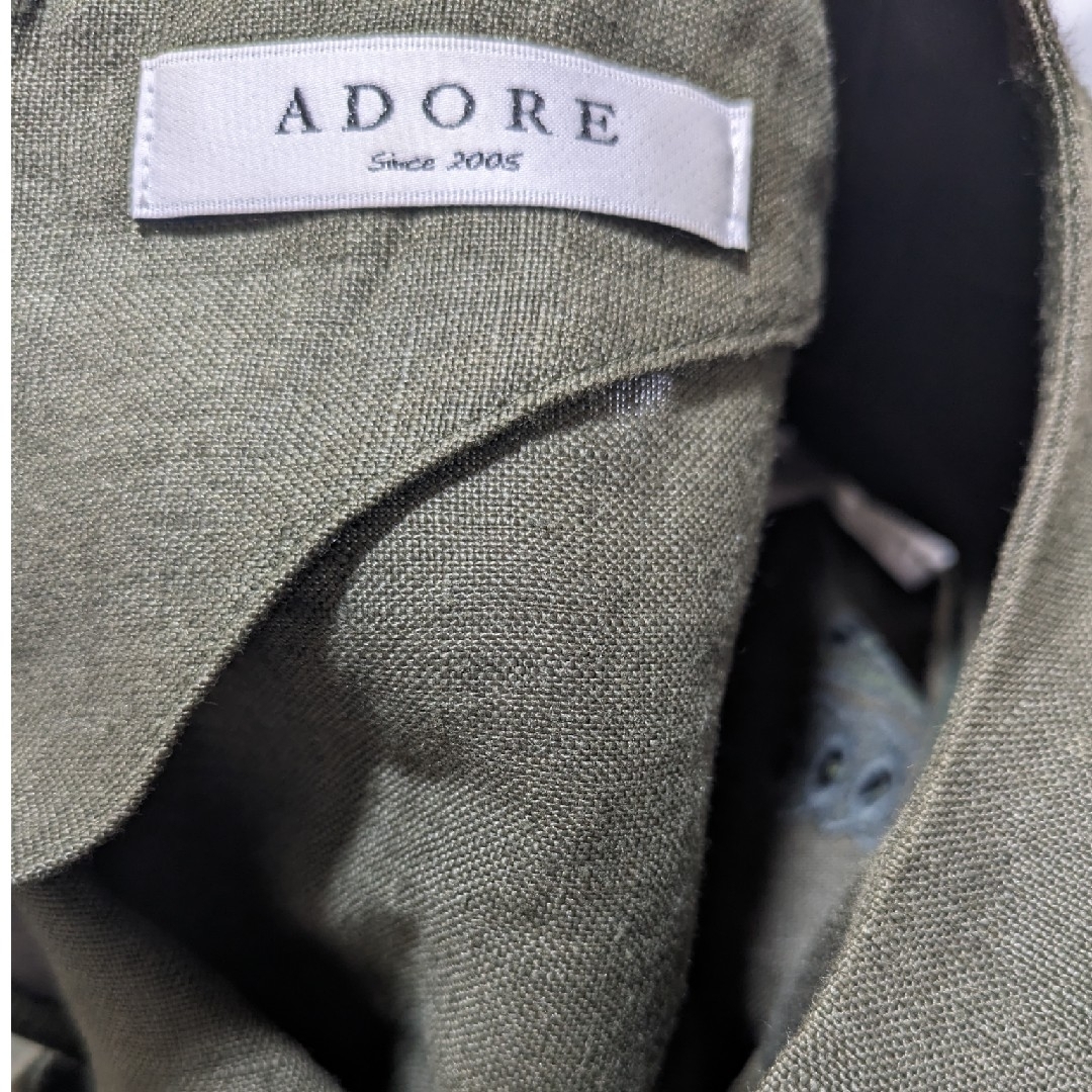 ADORE(アドーア)のアドーアADORE　ノースリーブ　ブラウス　カーキ レディースのトップス(シャツ/ブラウス(半袖/袖なし))の商品写真