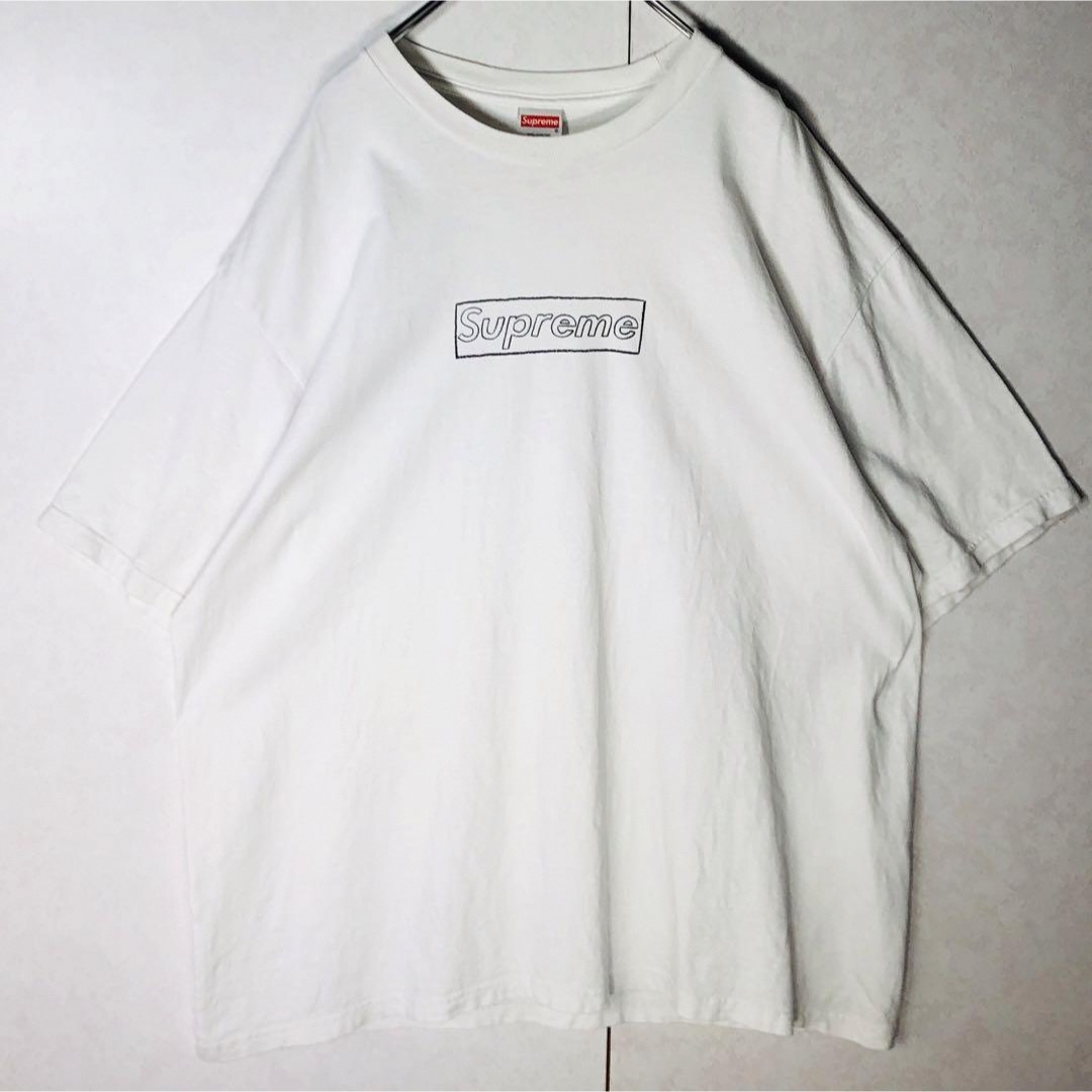 Supreme(シュプリーム)の【大人気デザイン】コラボ シュプリーム カウズ チョーク ボックスロゴ Tシャツ メンズのトップス(Tシャツ/カットソー(半袖/袖なし))の商品写真