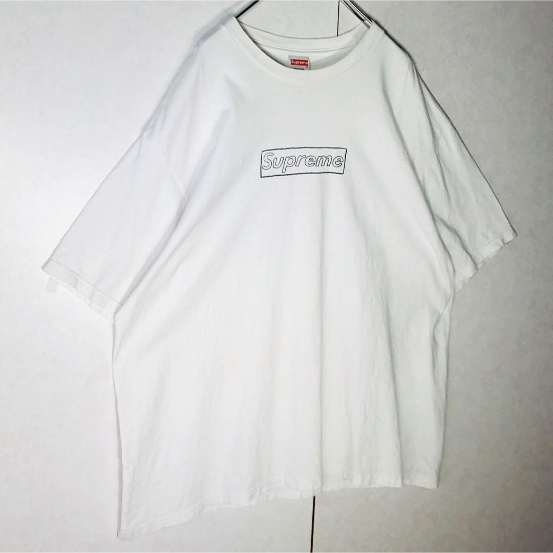 Supreme(シュプリーム)の【大人気デザイン】コラボ シュプリーム カウズ チョーク ボックスロゴ Tシャツ メンズのトップス(Tシャツ/カットソー(半袖/袖なし))の商品写真