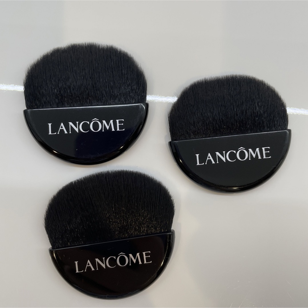 LANCOME(ランコム)のランコム　フェイスブラシ　未使用　コンパクトタイプ　ランコム　タンミラク　ブラシ コスメ/美容のメイク道具/ケアグッズ(ブラシ・チップ)の商品写真