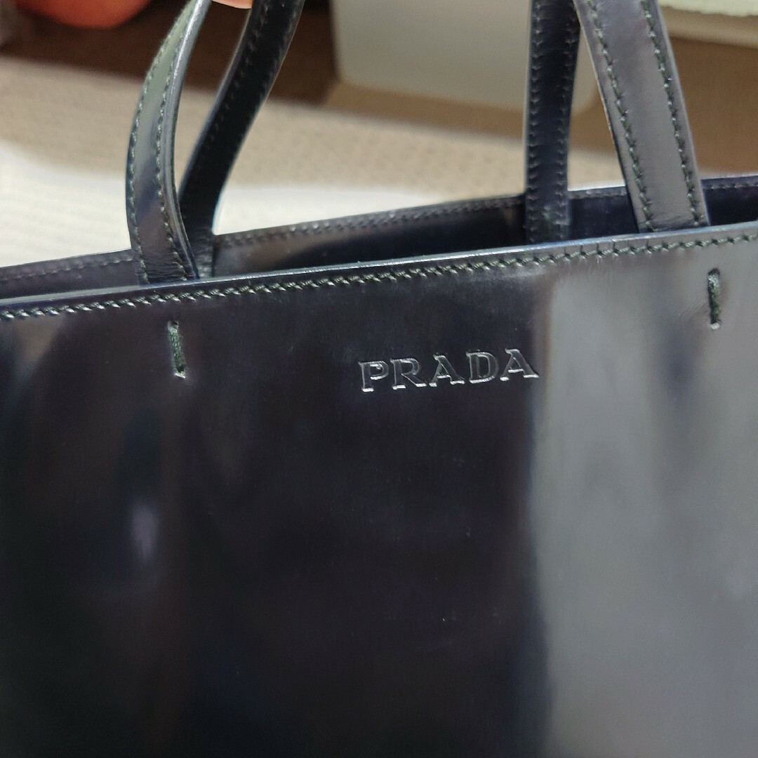 PRADA(プラダ)のPRADA プラダ エナメルハンドバッグ 黒 レディースのバッグ(トートバッグ)の商品写真