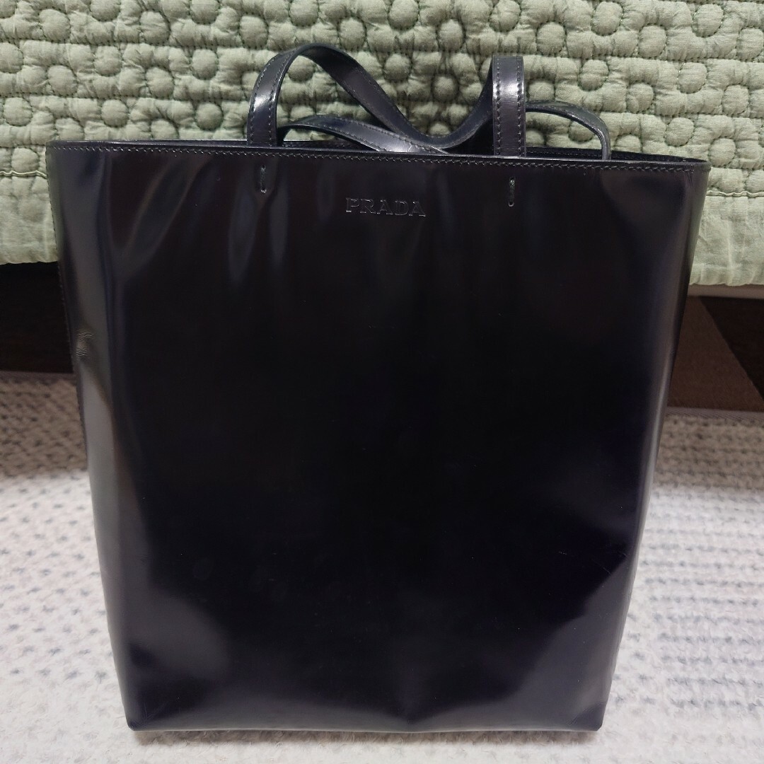 PRADA(プラダ)のPRADA プラダ エナメルハンドバッグ 黒 レディースのバッグ(トートバッグ)の商品写真