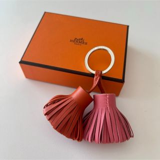 エルメス(Hermes)のHERMES エルメス カルメン ウノドス フリンジ チャーム ピンク オレンジ(キーホルダー)