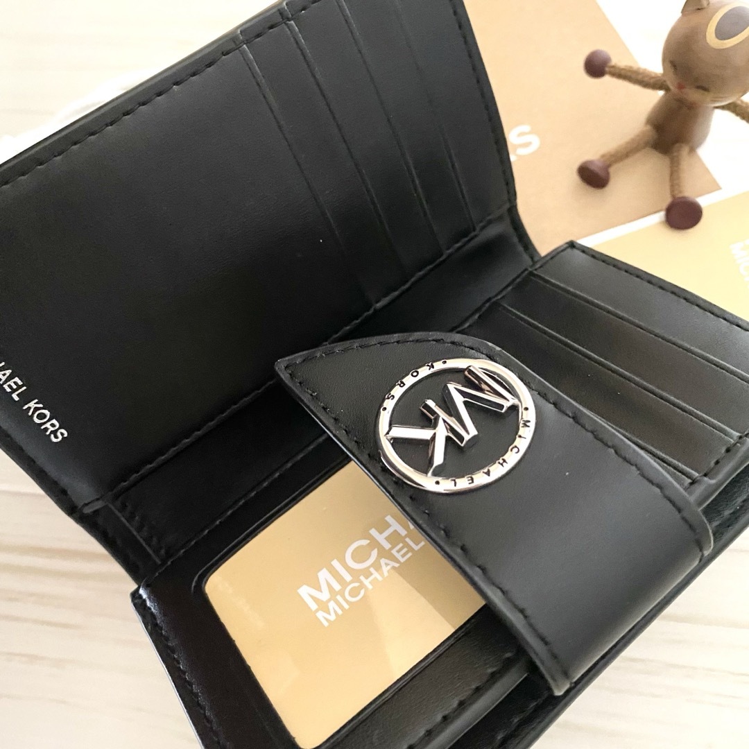 Michael Kors(マイケルコース)の新品 MICHAEL KORS 折り財布　ブラック  黒色 二つ折り財布 レディースのファッション小物(財布)の商品写真