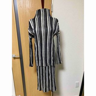 イッセイミヤケ(ISSEY MIYAKE)のissey miyake プリーツ　トップス　スカート　セットアップ(カットソー(長袖/七分))