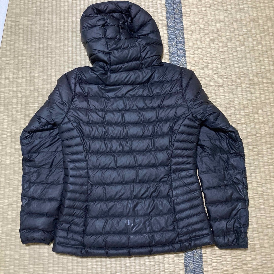 patagonia(パタゴニア)のパタゴニア　ダウンセーターフーディ　レディースXSブラック レディースのジャケット/アウター(ダウンジャケット)の商品写真