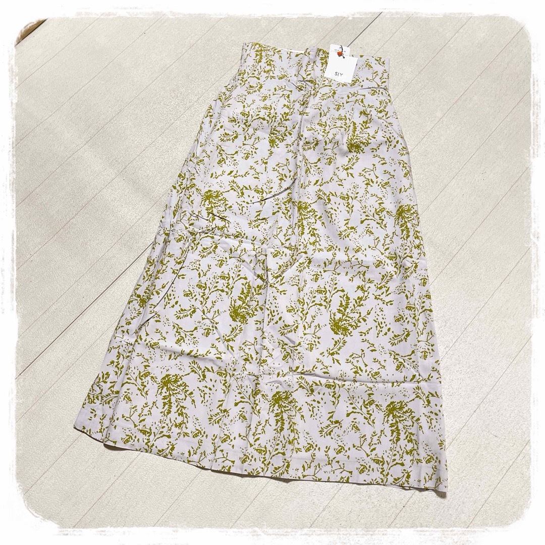 SLY(スライ)の⭐️新品⭐️ SLY ♥ 大人可愛い リーフフラワー 花柄 リゾート スカート レディースのスカート(ロングスカート)の商品写真