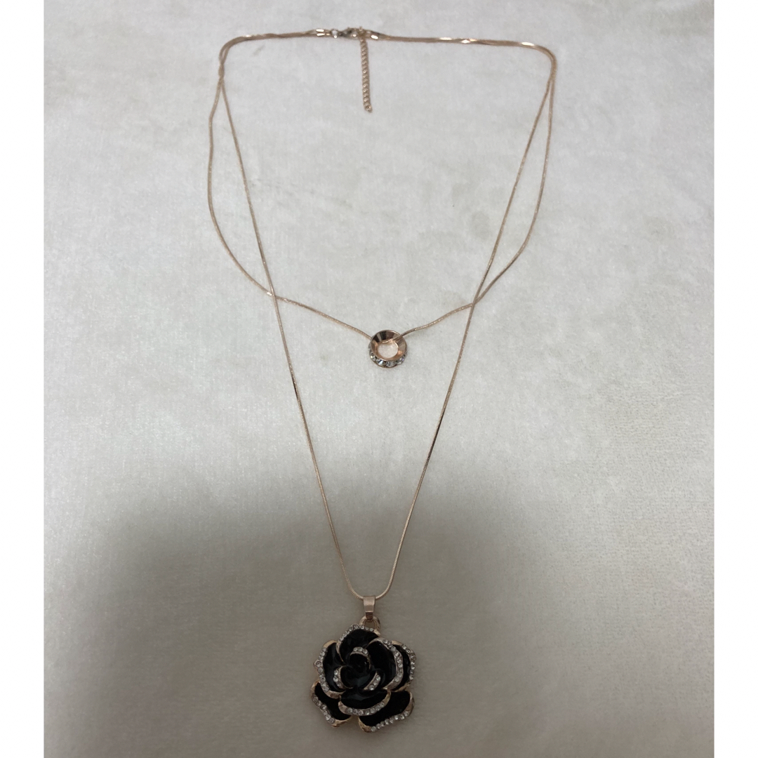 レディース　ネックレス　薔薇　ブラック レディースのアクセサリー(ネックレス)の商品写真