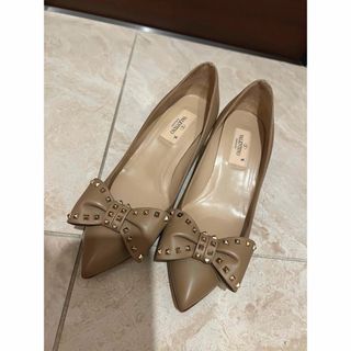 ヴァレンティノ(VALENTINO)のVALENTINO ヴァレンティノ パンプス スタッズ リボン ベージュ(ハイヒール/パンプス)