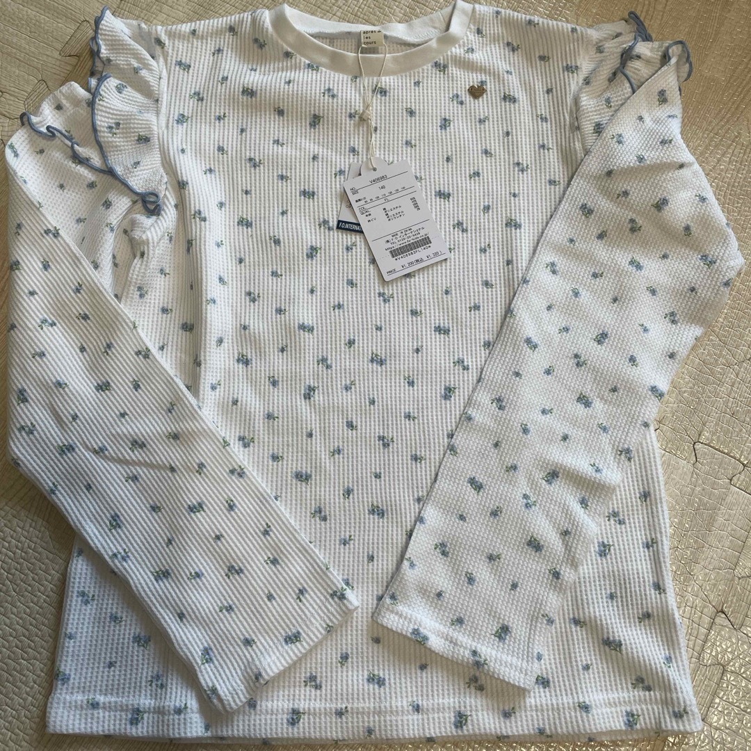 apres les cours(アプレレクール)のアプレレクール　カットソー 肩フリルスリットTシャツ  キッズ/ベビー/マタニティのキッズ服女の子用(90cm~)(Tシャツ/カットソー)の商品写真