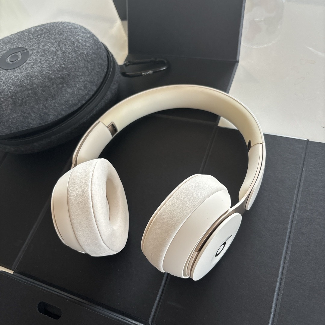 Beats(ビーツ)のbeats SOLO PRO ホワイト スマホ/家電/カメラのオーディオ機器(ヘッドフォン/イヤフォン)の商品写真