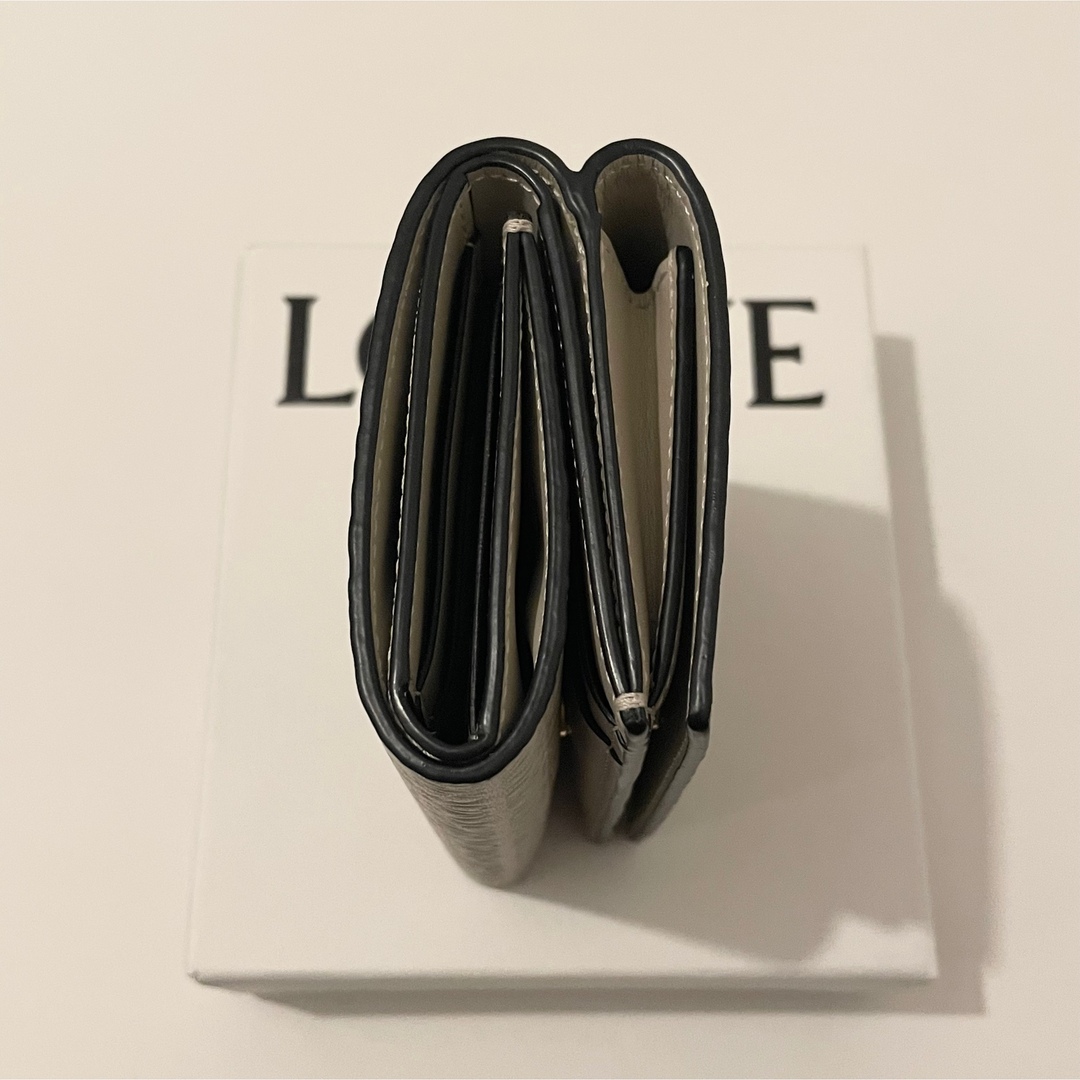 LOEWE(ロエベ)のLOEWE リピート トライフォールド ウォレット ライトオーツ　レザー レディースのファッション小物(財布)の商品写真