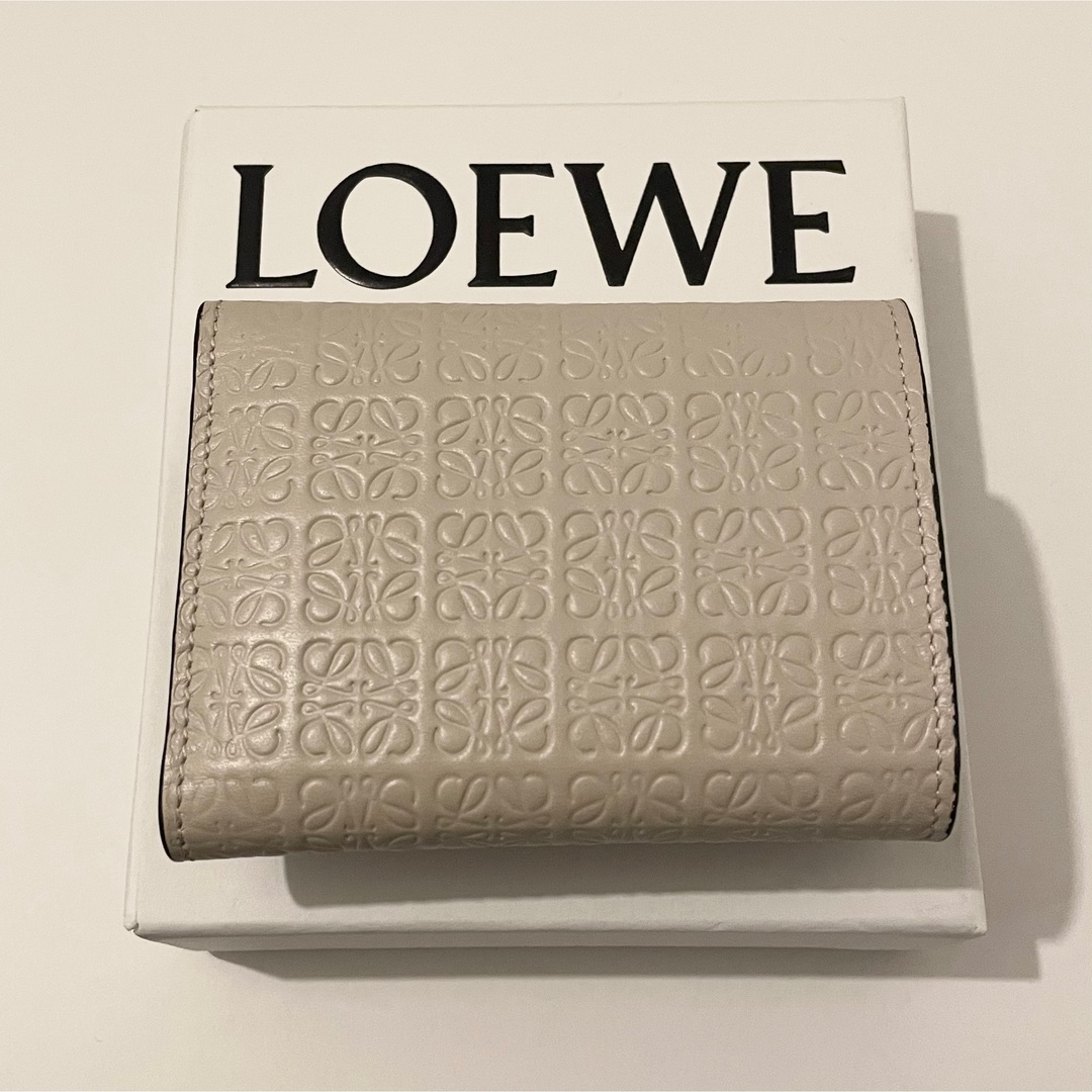 LOEWE(ロエベ)のLOEWE リピート トライフォールド ウォレット ライトオーツ　レザー レディースのファッション小物(財布)の商品写真