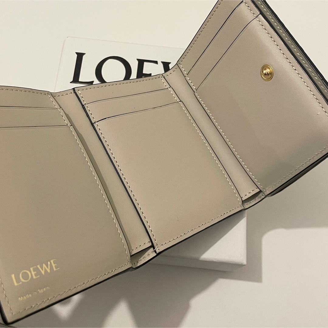 LOEWE(ロエベ)のLOEWE リピート トライフォールド ウォレット ライトオーツ　レザー レディースのファッション小物(財布)の商品写真