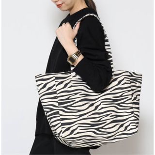 アパルトモンドゥーズィエムクラス(L'Appartement DEUXIEME CLASSE)のSITA PARANTICA  ZEBRA TOTE バッグ M(トートバッグ)