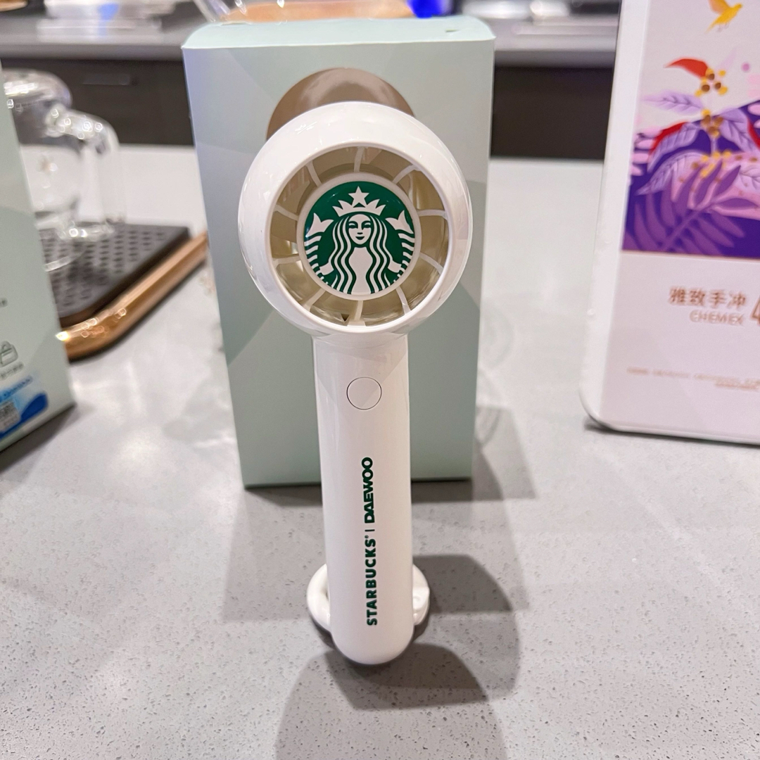 Starbucks Coffee(スターバックスコーヒー)の海外  スターバックス 23’2way 手持ち、卓上扇風機 スマホ/家電/カメラの冷暖房/空調(扇風機)の商品写真