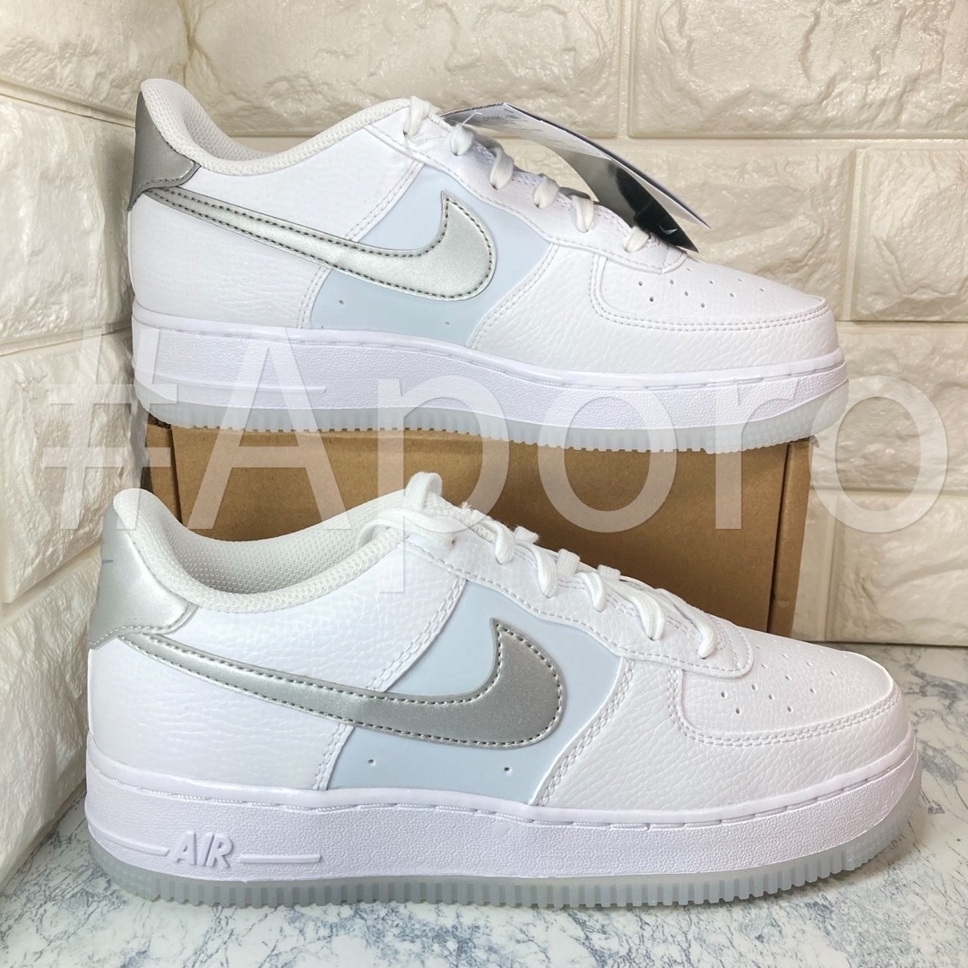 NIKE(ナイキ)のNIKE ナイキ AIR FORCE 1 エアフォース1  ホワイト シルバー レディースの靴/シューズ(スニーカー)の商品写真