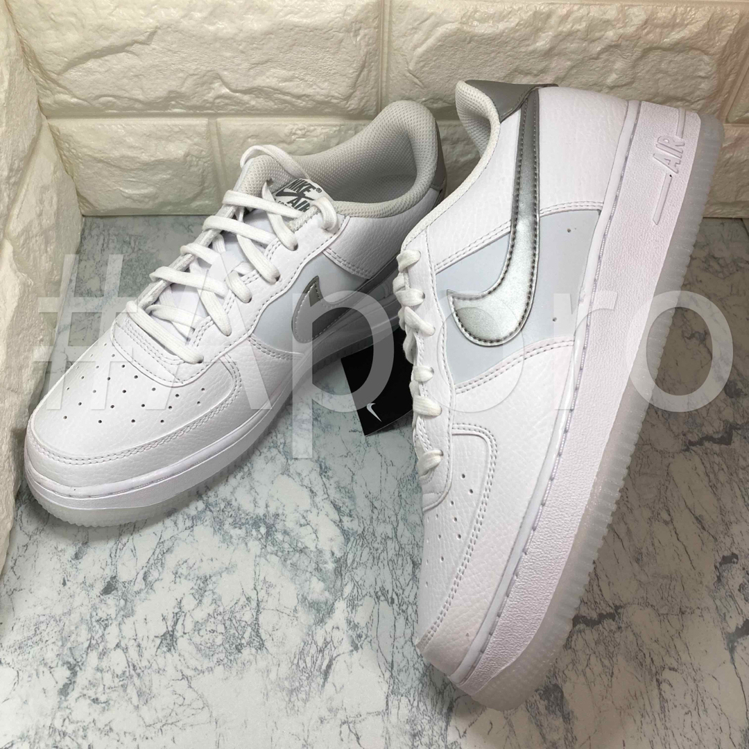 NIKE(ナイキ)のNIKE ナイキ AIR FORCE 1 エアフォース1  ホワイト シルバー レディースの靴/シューズ(スニーカー)の商品写真