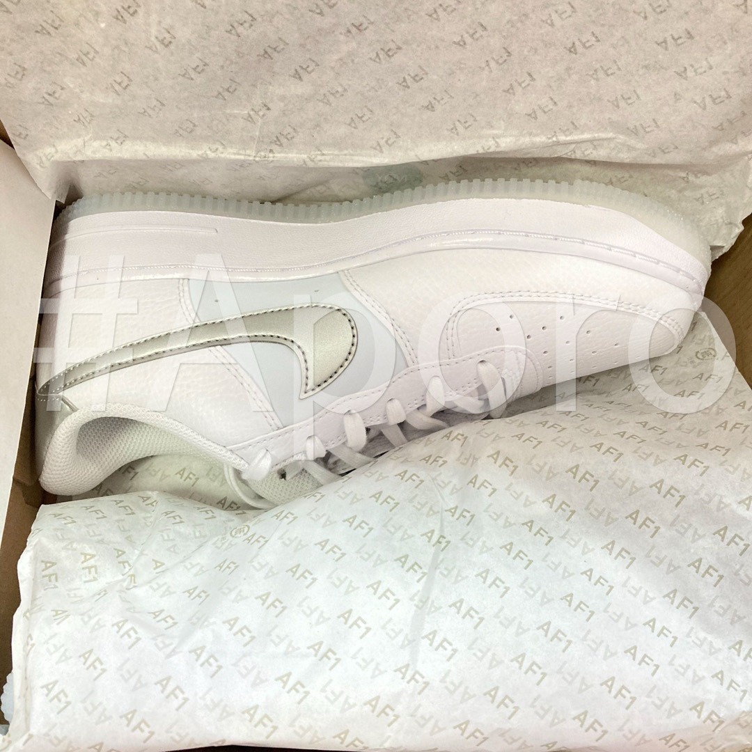 NIKE(ナイキ)のNIKE ナイキ AIR FORCE 1 エアフォース1  ホワイト シルバー レディースの靴/シューズ(スニーカー)の商品写真