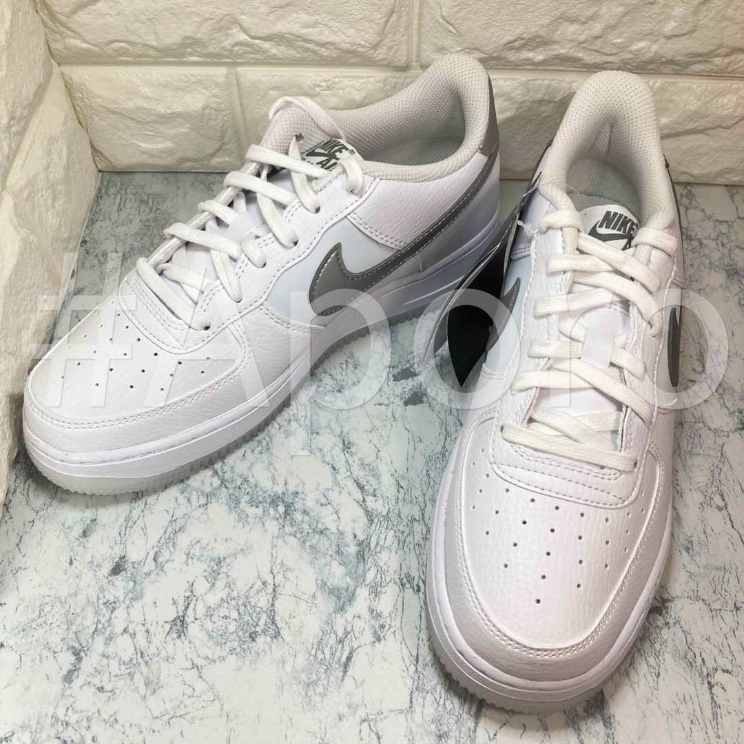 NIKE(ナイキ)のNIKE ナイキ AIR FORCE 1 エアフォース1  ホワイト シルバー レディースの靴/シューズ(スニーカー)の商品写真